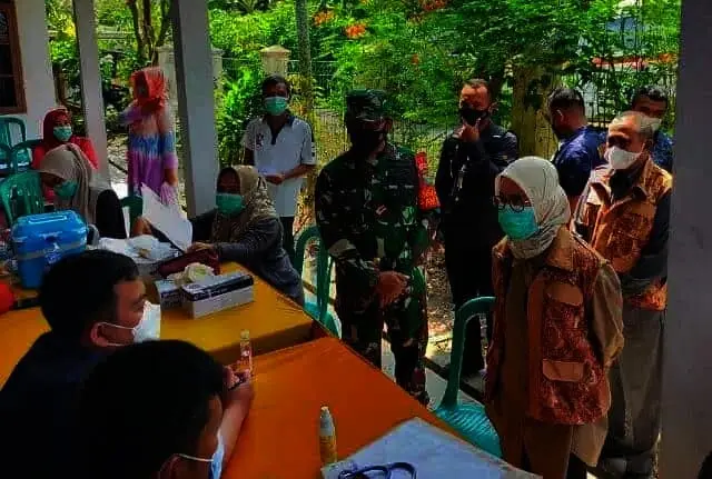 Tinjau Pelaksanaan Pilkades Serentak, Bupati Iti Pastikan Prokes Covid-19 Ketat