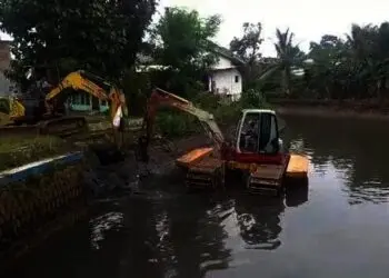 Antisipasi Banjir, DPU Tangsel Keruk Kali Ciputat