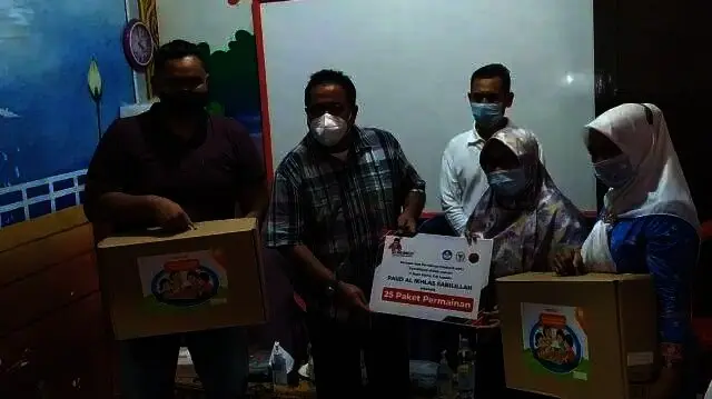 Rano Karno Serahkan Bantuan APE ke PAUD di Cibodas