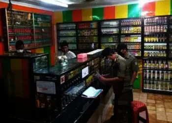 Satpol PP Kota Tangerang Sita Puluhan Botol Miras dari Dua Kedai