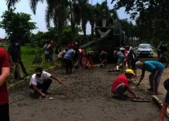 Warga Belendung Swadaya Cor Jalan Alam Raya, Berharap Pemkot Tangerang Mengambil Alih