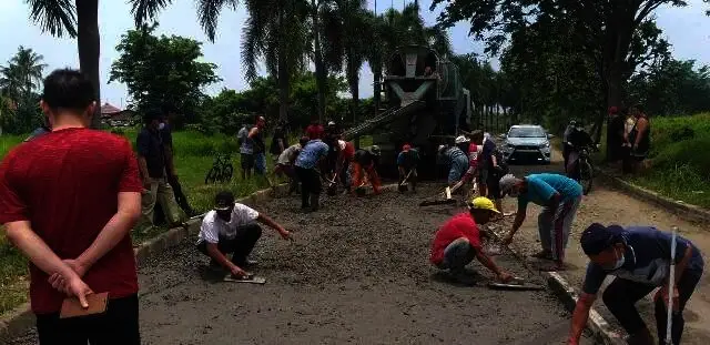 Warga Belendung Swadaya Cor Jalan Alam Raya, Berharap Pemkot Tangerang Mengambil Alih