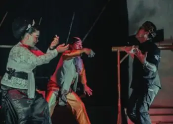 Para panitia festival menampilkan keahliannya bermain ubrug, bersama Kepala Bidang (Kabid) Kebudayaan Dindikbud Kabupaten Serang, Beni Kusnandar, Sabtu (6/11/2021). (ISTIMEWA)