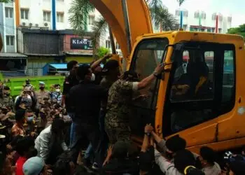 Ratusan massa menghadang alat berat, yang didatangkan Satpol PP Kabupaten Serang, untuk membongkar THM di JLS, Senin (15/11/2021). (ISTIMEWA)