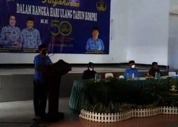 Ketua Dewan Pengurus Korpri Kabupaten Serang, Tubagus Entus Mahmud Sahiri, menyampaikan sambutan di acara peringatan HUT Korpri ke 50 tingkat Kabupaten Serang, Senin (29/11/2021). (ISTIMEWA)