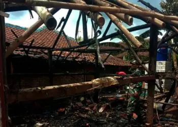 Bakar Sampah, Sebuah Rumah Milik Petani di Kabupaten Serang Malah Ikut Terbakar