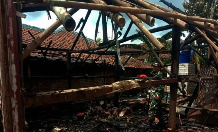Bakar Sampah, Sebuah Rumah Milik Petani di Kabupaten Serang Malah Ikut Terbakar