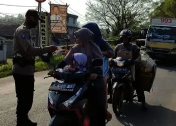 OPERASI YUSTISI–Para personel Polsek Cikeusik, sedang melaksanakan operasi yustisi di Jalan Raya Cikeusik, tepatnya di depan Mapolsek Cikeusik, Jumat (5/11/2021). (ISTIMEWA)