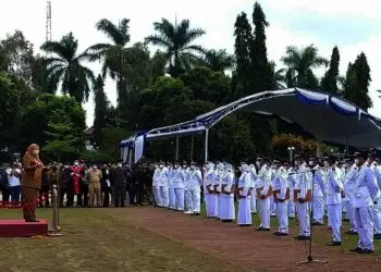 Bupati Pandeglang, Irna Narulita, menyampaikan sambutan usai melantik 206 Kades, di Alun-alun Pandeglang, Senin (8/11/2021). (NIPAL SUTIANA/SATELITNEWS.ID)