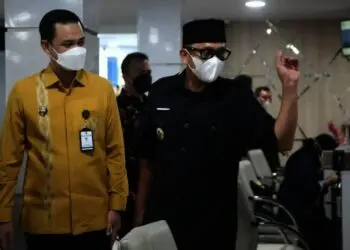 TINJAU MPP PANDEGLANG–Wakil Bupati Pandeglang, Tanto Warsono Arban, mendampingi Wakil Wali Kota Gorontalo, Ryan F. Kono, menijau MPP Pandeglang, Senin (8/11/2021). (NIPAL SUTIANA/SATELITNEWS.ID)