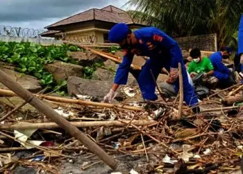 Begini Cara Personel Satpolair Polres Pandeglang Jaga Kebersihan Pantai