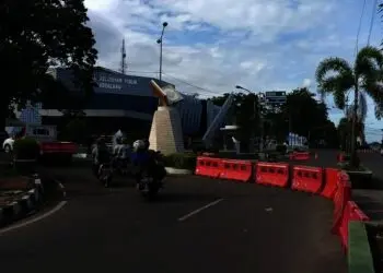 PENGALIHAN ARUS–Para pengendara sedang lalu lalang ke jalan Kesehatan, akibat lampu merah di Alun-alun Pandeglang padam, Selasa (16/11/2021). (NIPAL SUTIANA/SATELITNEWS.ID)