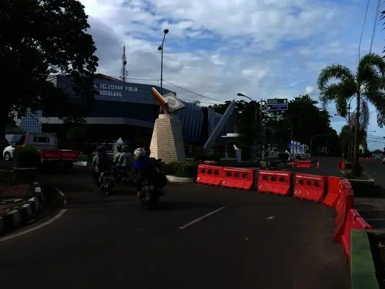 PENGALIHAN ARUS–Para pengendara sedang lalu lalang ke jalan Kesehatan, akibat lampu merah di Alun-alun Pandeglang padam, Selasa (16/11/2021). (NIPAL SUTIANA/SATELITNEWS.ID)