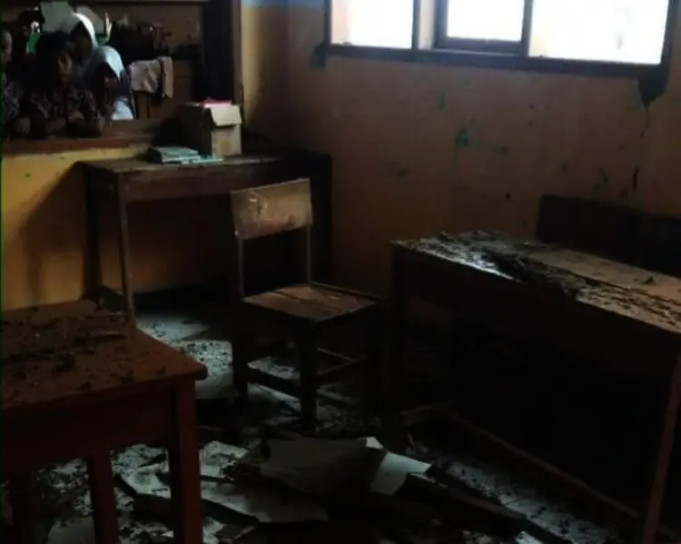 Atap Kelas Nyaris Ambruk, Keselamatan Siswa SDN Perdana 3 Kabupaten Pandeglang Terancam
