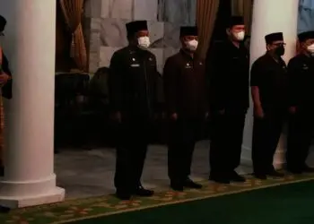 PELANTIKAN–Bupati Serang Ratu Tatu Chasanah, melantik enam pejabat eselon II di lingkungan Pemerintah Kabupaten (Pemkab) Serang, Selasa (9/11/2021). Dari enam pejabat yang dilantik, lima orang diantaranya sebagai Kepala Organisasi Perangkat Daerah (OPD) hasil open bidding, dan satu orang mutasi ke Asda II. (ISTIMEWA)
