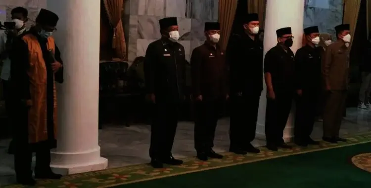 PELANTIKAN–Bupati Serang Ratu Tatu Chasanah, melantik enam pejabat eselon II di lingkungan Pemerintah Kabupaten (Pemkab) Serang, Selasa (9/11/2021). Dari enam pejabat yang dilantik, lima orang diantaranya sebagai Kepala Organisasi Perangkat Daerah (OPD) hasil open bidding, dan satu orang mutasi ke Asda II. (ISTIMEWA)