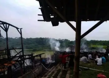 Kondisi bangunan kamar santri (Kobong), terlihat rusak berat akibat terbakar, Selasa (30/11/2021). (ISTIMEWA)