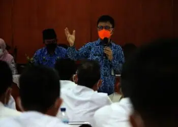Kepala Dinkes Kabupaten Serang, Agus Sukmayadi, memimpin rapat evaluasi capaian vaksinasi bersama Camat dan Kepala Puskesmas, Kamis (11/11/2021). Dalam rapat tersebut, mereka menargetkan vaksinasi 1000 suntikan per hari. (ISTIMEWA)