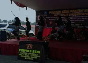 Para Paguron menampilkan silat pada pentas seni, yang diadakan oleh Dindikbud Kabupaten Serang. Kegiatan tersebut, akan diadakan selama hampir sebulan. (ISTIMEWA)