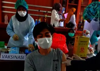 VAKSIN–Seorang warga sedang divaksin, belum lama ini. Kegiatan tersebut dilaksanakan oleh Dinkes Kabupaten Serang. (DOKUMEN)