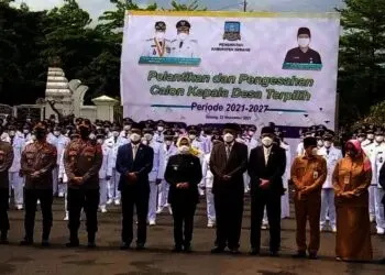 Berfoto bersama usai pelantikan 144 Kades terpilih di Pilkades lalu. (ISTIMEWA)