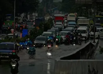Potret Kemacetan di Kawasan Flyover Cibodas Akibat Genangan