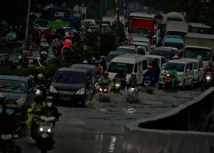 Potret Kemacetan di Kawasan Flyover Cibodas Akibat Genangan