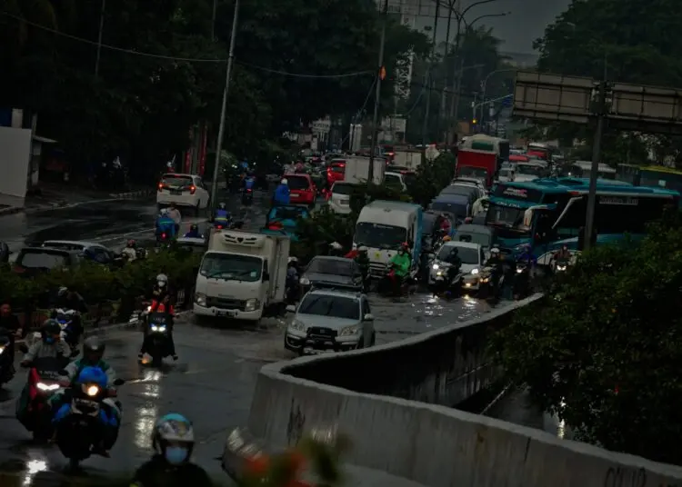 Potret Kemacetan di Kawasan Flyover Cibodas Akibat Genangan