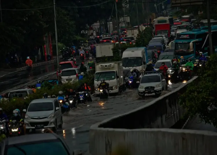 Potret Kemacetan di Kawasan Flyover Cibodas Akibat Genangan