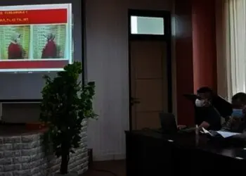 Kapolres Tangsel AKBP Iman Imanuddin mneunjukkan gambar salah satu pelaku pembuatan sertipikat tanah palsu