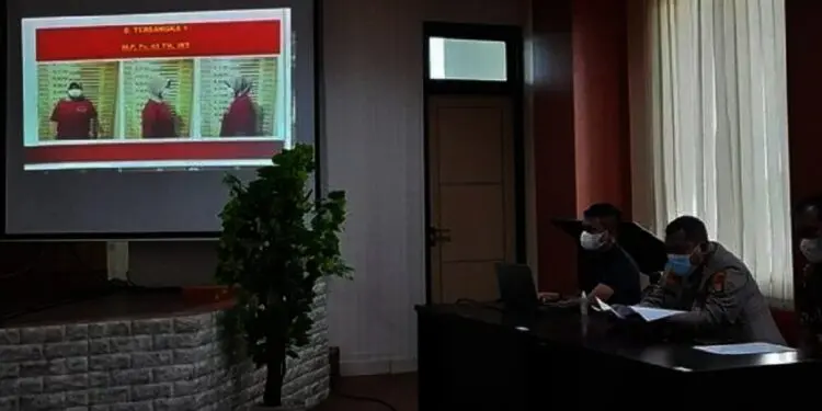 Kapolres Tangsel AKBP Iman Imanuddin mneunjukkan gambar salah satu pelaku pembuatan sertipikat tanah palsu