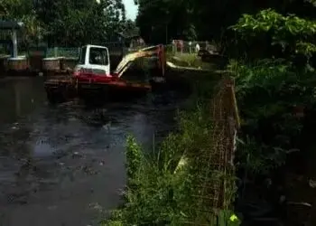 NORMALISASI: Sebuah alat berat tampak sedang melakukan normalisasi sungai. DOK
