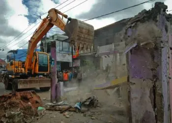 Potret Pembongkaran Rumah di Tengah Jalan Maulana Hasanuddin, Batuceper