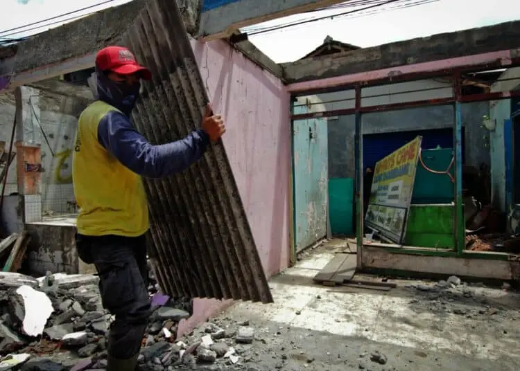 Potret Pembongkaran Rumah di Tengah Jalan Maulana Hasanuddin, Batuceper