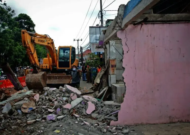 Potret Pembongkaran Rumah di Tengah Jalan Maulana Hasanuddin, Batuceper