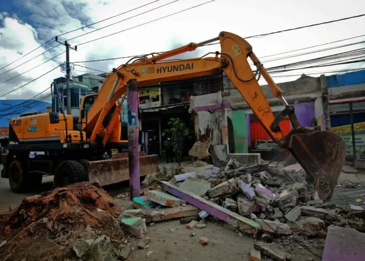 Potret Pembongkaran Rumah di Tengah Jalan Maulana Hasanuddin, Batuceper