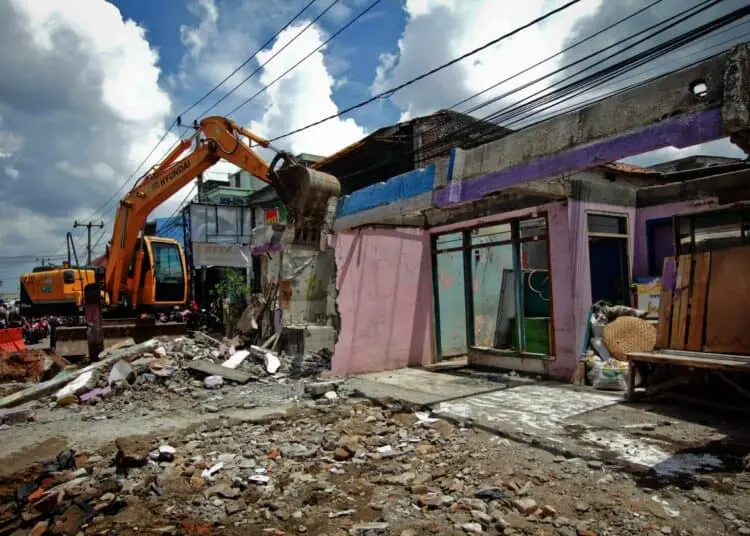 Potret Pembongkaran Rumah di Tengah Jalan Maulana Hasanuddin, Batuceper