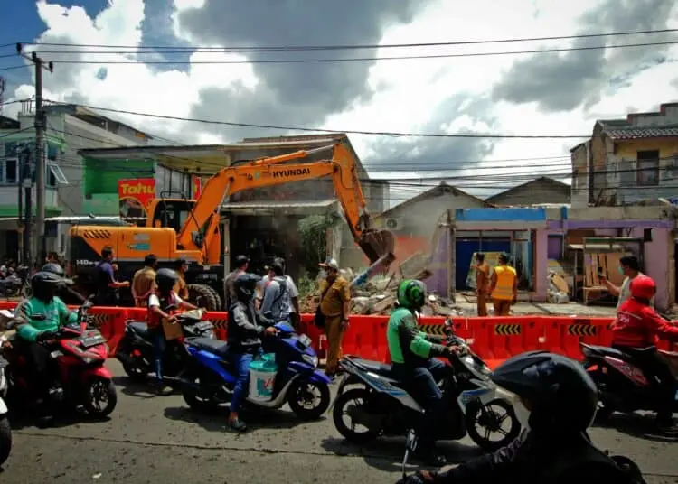 Potret Pembongkaran Rumah di Tengah Jalan Maulana Hasanuddin, Batuceper