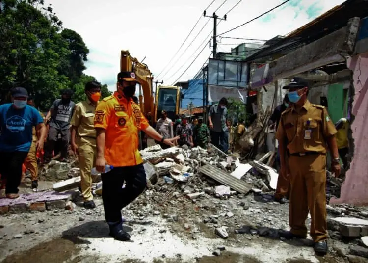 Potret Pembongkaran Rumah di Tengah Jalan Maulana Hasanuddin, Batuceper