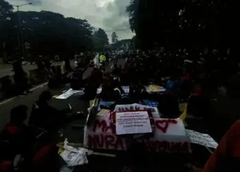 Buruh Blokir Jalan dan Ancam Mogok, Jalan MH Thamrin Macet Parah