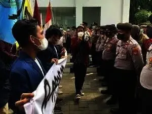 BERORASI: Belasan mahasiswa saat menggelar aksi demonstrasi di gerbang depan kantor Walikota Tangsel. JARKASIH