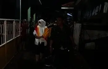 TERGENANG AIR: Anggota DPRD Tangsel  Yanto Ulay dan Eva Puspita saat kunjungi lokasi banjir di Pondok Betung, Pondok Aren. jarkasih