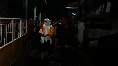 TERGENANG AIR: Anggota DPRD Tangsel Yanto Ulay dan Eva Puspita saat kunjungi lokasi banjir di Pondok Betung, Pondok Aren. jarkasih