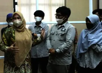 BERBINCANG–Bupati Pandeglang, Irna Narulita, berbincang dengan pihak Yayasan Alabama Indonesia Lestari, di Ruang Pintar Setda Pandeglang, beberapa hari lalu. (ISTIMEWA)