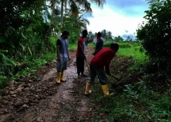 Salut! Tepati Janjinya, Mantan Calkades di Pandeglang Bangun Jalan Rusak
