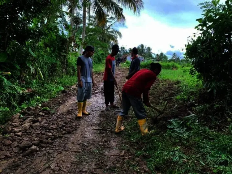 Salut! Tepati Janjinya, Mantan Calkades di Pandeglang Bangun Jalan Rusak