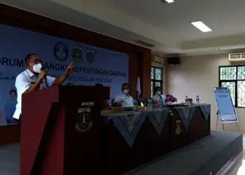 BERI ARAHAN–Pj Sekda Pandeglang, Taufik Hidayat, menyampaikan arahan kepada para Kepala Sekolah, dewan guru dan komite, di acara Forum Pemangku Kepentingan Daerah, dalam mewujudkan profil pelajar Pancasila, di SMA Negeri CMBBS, Rabu (24/11/2021). (ISTIMEWA)