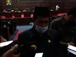 Pimpinan DPRD Pandeglang bersama Bupati Pandeglang, sedang menadatangani keputusan bersama soal hasil Raperda PERUMDAM Tirta Berkah Pandeglang, di ruang paripuran, Selasa (9/11/2021). (NIPAL SUTIANA/SATELITNEWS.ID)