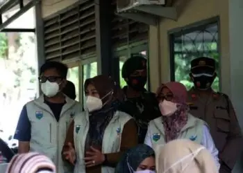 TINJAU VAKSINASI–Bupati Pandeglang, Irna Narulita, memotivasi dan meninjau kegiatan vaksinasi di Kecamatan Karang Tanjung, Rabu (10/11/2021). (ISTIMEWA)