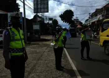 OPERASI ZEBRA MAUNG 2021–Personel Satlantas Polres Pandeglang, menggelar Operasi Zebra Maung 2021 di Jalan Raya Cibaru, Cadasari – Serang, Kecamatan Cadasari, Kabupaten Pandeglang, Selasa (16/11/2021). (NIPAL SUTIANA/SATELITNEWS.ID)